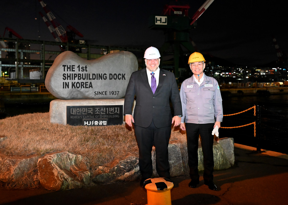 ▲HJ중공업을 방문한 알렉스 크루츠(Alex Krutz) 미 상무부 부차관보(왼쪽),HJ중공업 유상철 대표(오른쪽) (사진제공=HJ중공업 )