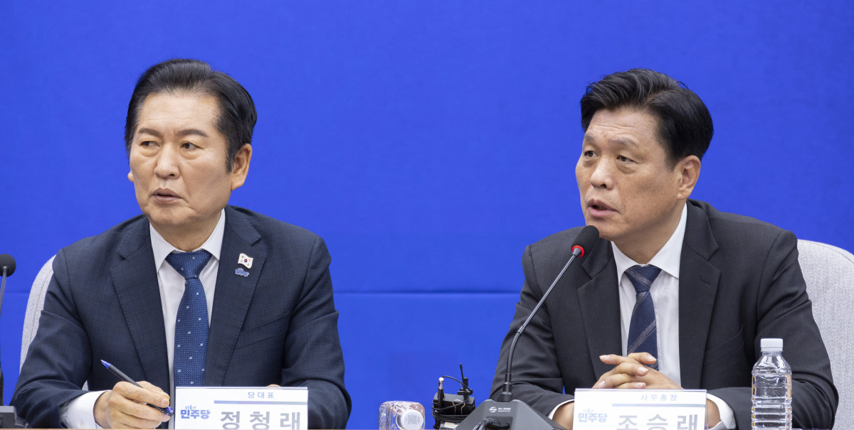 ▲조승래 더불어민주당 사무총장(오른쪽)이 18일 국회에서 열린 전국기초·광역의회의원협의회 간담회에 참석해 인사말을 하고 있다. (연합뉴스)