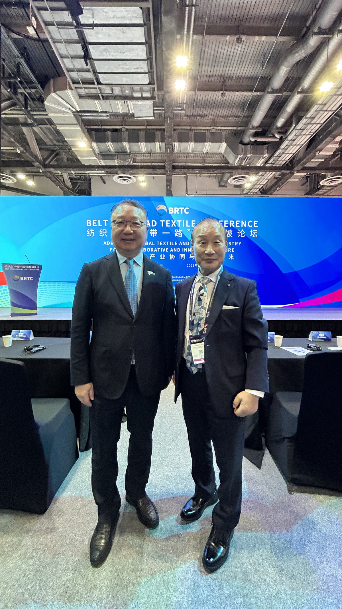 ▲최병오(왼쪽) 한국섬유산업연합회 회장과 쑨 뤠이저(Sun Ruizhe) 중국방직공업연합회 회장. (사진제공=한국섬유산업연합회)