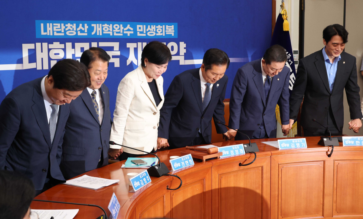 ▲정청래 더불어민주당 대표와 김병기 원내대표, 최고위원들이 15일 오전 서울 여의도 국회에서 열린 최고위원회의에 앞서 손을 잡고 인사를 하고 있다. 2025.09.15. (뉴시스)