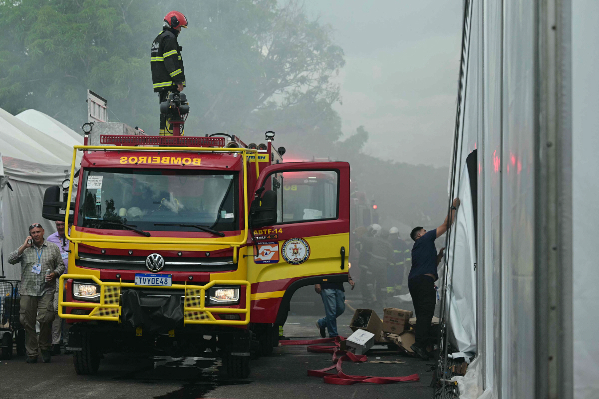 ▲20일(현지시간) 브라질 파라주 벨렘에 위치한 COP30 유엔 기후변화 회의장에서 소방관들이 파빌리온에서 발생한 화재와 싸우고 있다. 벨렘/AFP연합뉴스