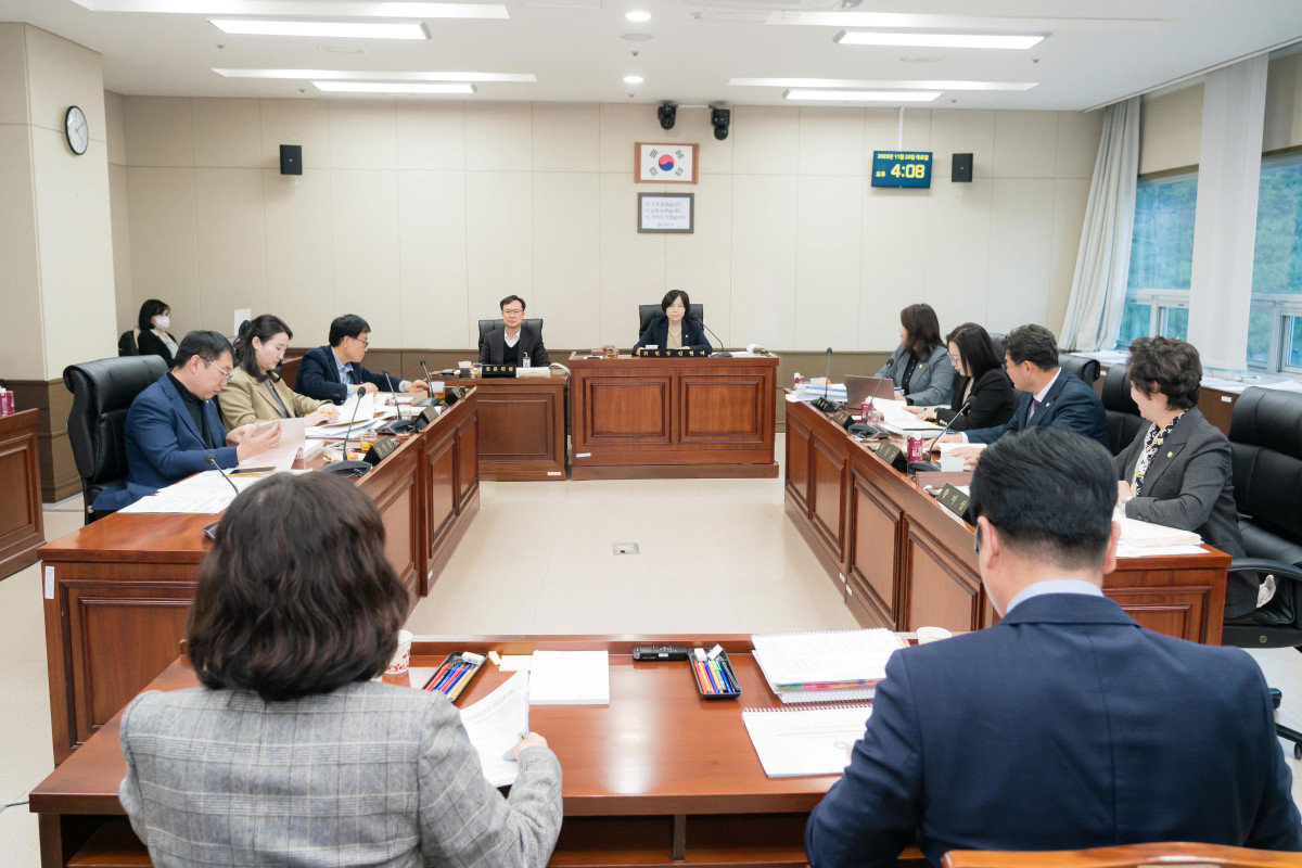 ▲용인특례시의회 경제환경위원회가 20일 시 농업기술센터와 기후환경위생국을 대상으로 행정사무감사 4일차 일정을 진행하며 농업 경쟁력, 자원순환, 탄소중립, 위생 관리 현안을 점검하고 있다. (용인특례시의회)