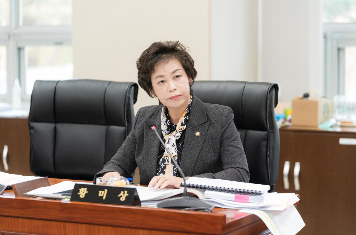 ▲황미상 용인특례시의원(더불어민주당)이 21일 행정사무감사 4일차 자원순환과 감사에서 용인환경센터의 혐오수당·계약 절차·근로환경 개선을 촉구하며 발언하고 있다. (용인특례시의회)
