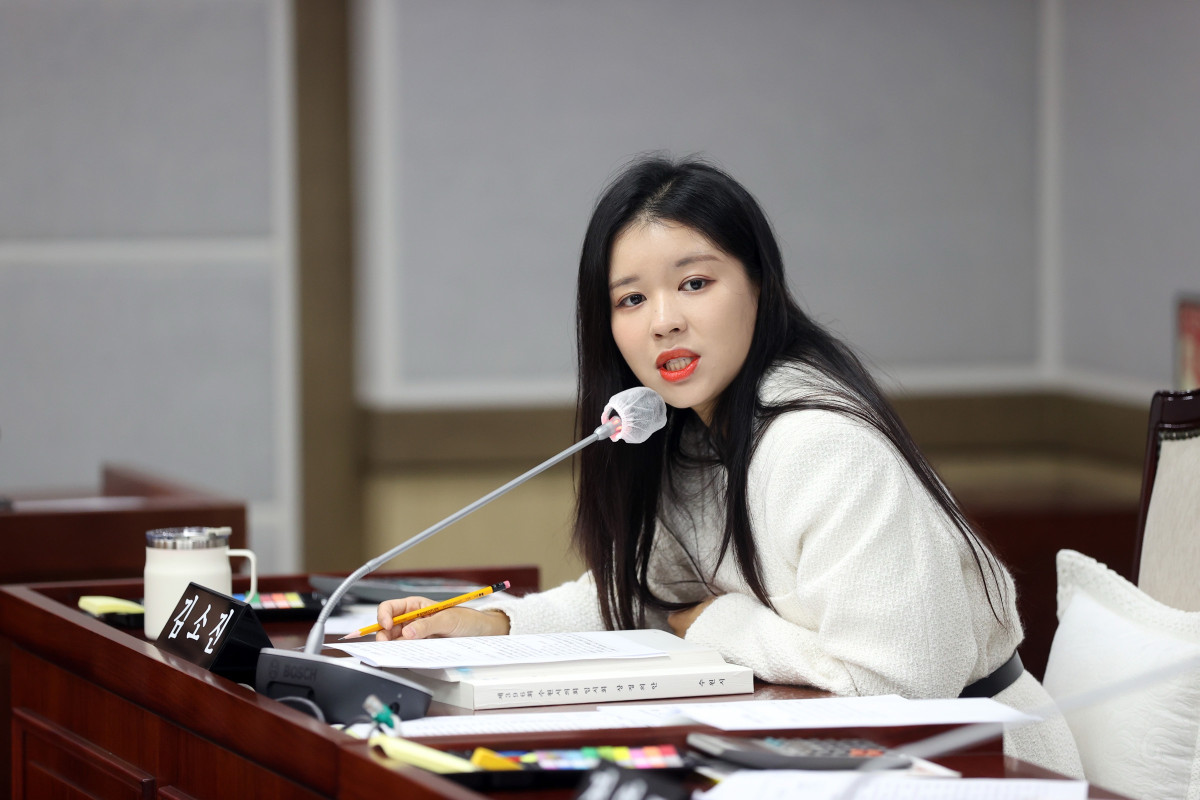 ▲김소진 수원특례시의원(국민의힘, 율천·서둔·구운·입북동)이 장안구청 행정사무감사에서 맨발걷기길 주민주도 관리 강화와 장애인전용주차구역 단속 개선을 촉구하고 있다. (수원특례시의회)