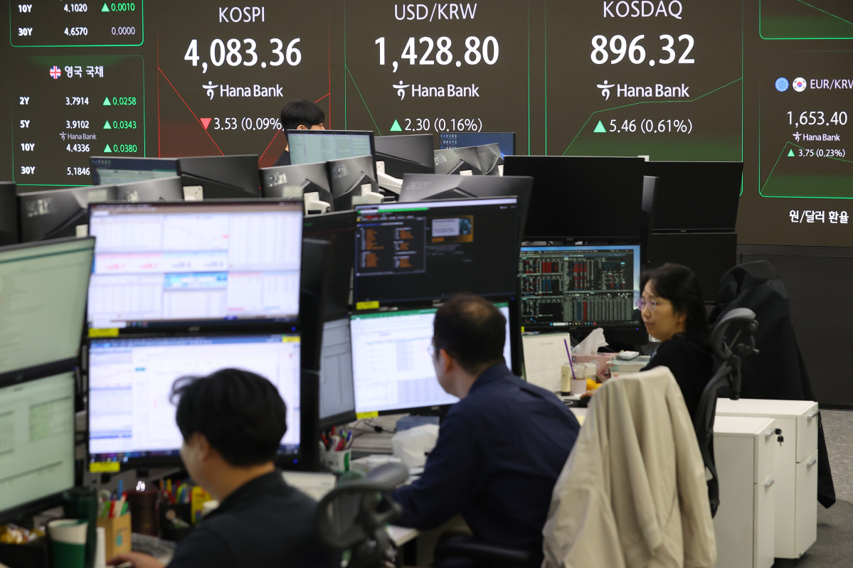 ▲지난달 서울 중구 하나은행 본점 딜링룸에서 직원들이 업무를 보고 있다. (연합뉴스)