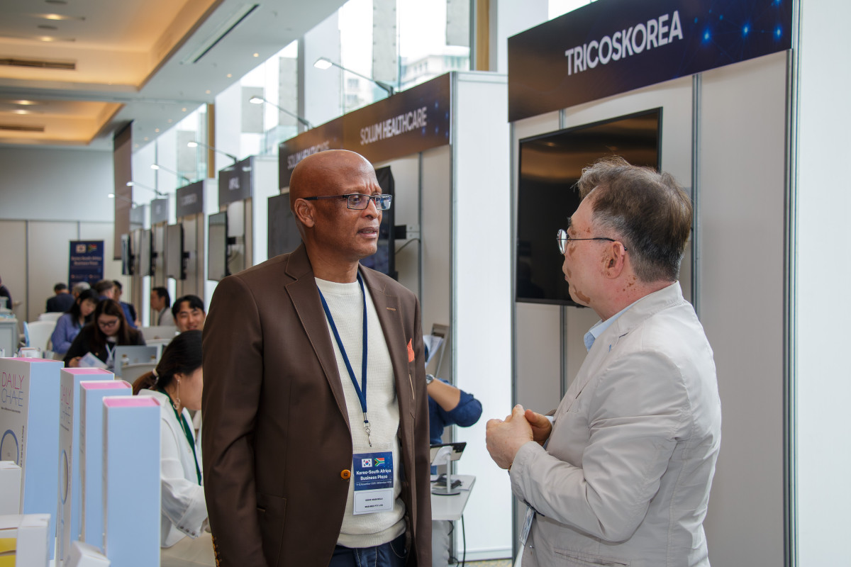 ▲남아프리카공화국 요하네스버그에서 열린 ‘한-남아공 비즈니스 플라자’에서 현지 소비자들이 우리나라 K-뷰티 제품을 살펴보고 있다. (사진=코트라)