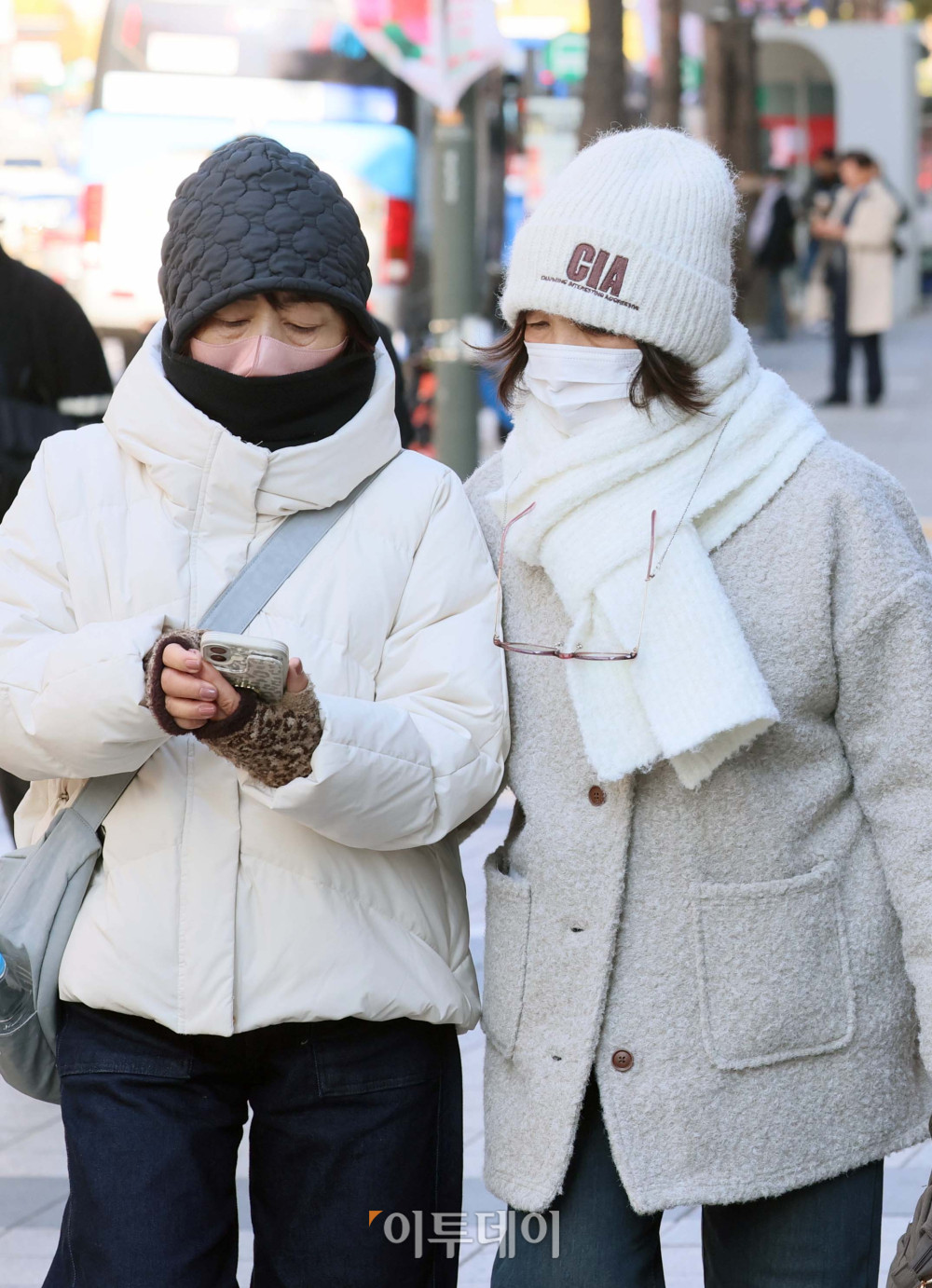 ▲서울 아침 최저기온이 영하 3℃, 춘천이 영하 6℃를 나타내는 등 올 가을 첫 영하권 추위를 보인 18일 서울 명동 거리에서 시민들과 외국인 관광객들이 두꺼운 옷을 입고 발걸음을 옮기고 있다. 신태현 기자 holjjak@