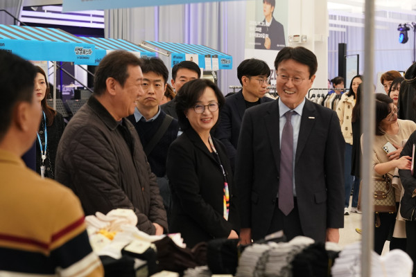 ▲중소벤처기업진흥공단은 21일 서울 성동구 스테이지엑스 성수 페스타에서 서울경제진흥원과 ’소공인·청년창업기업을 위한 상생 페스타’를 공동 개최했다. (사진제공=중소벤처기업진흥공단)