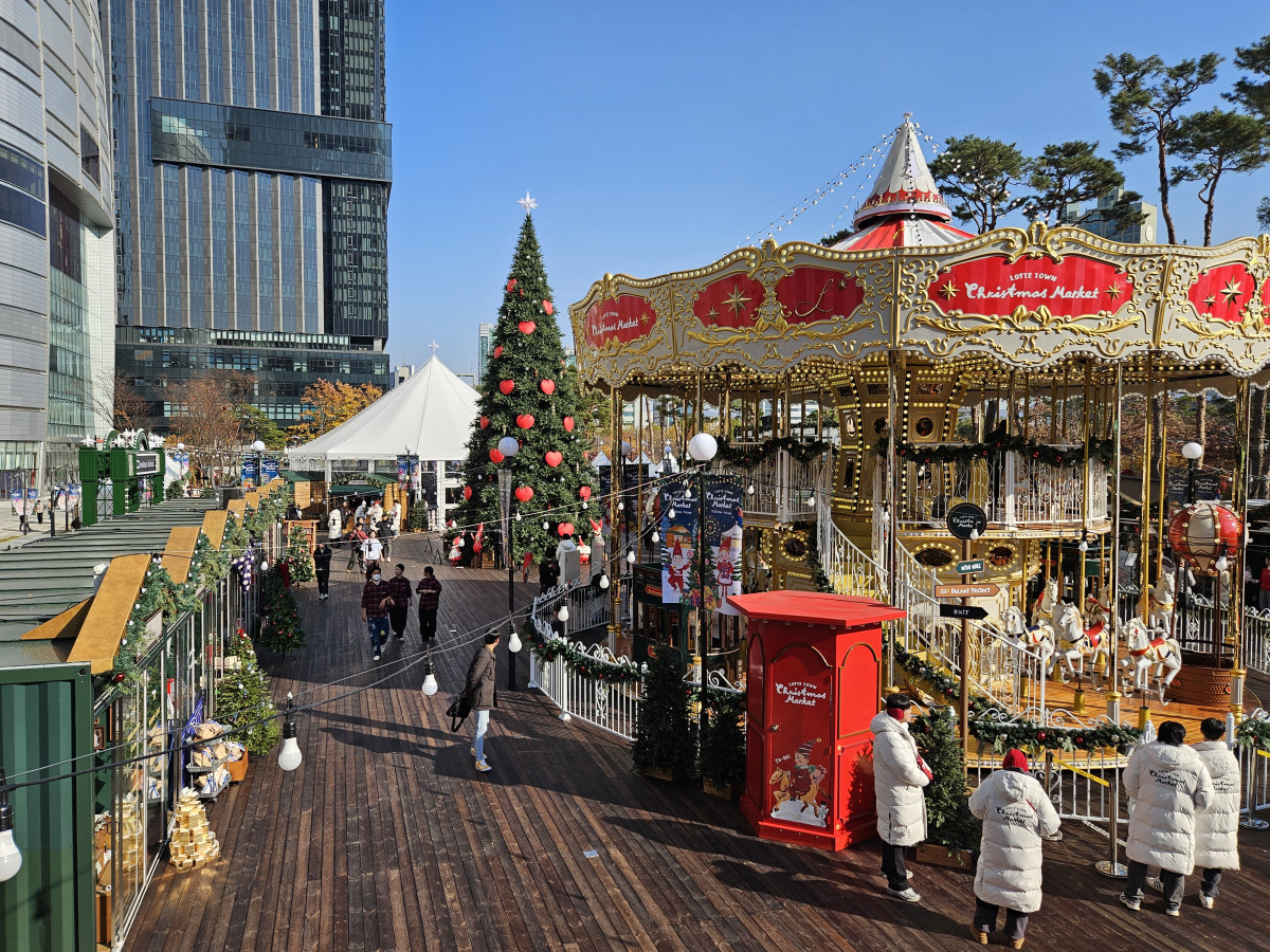 ▲19일 찾은 서울 송파구 잠실 롯데타운 크리스마스 마켓 전경 (문현호 기자 m2h@)