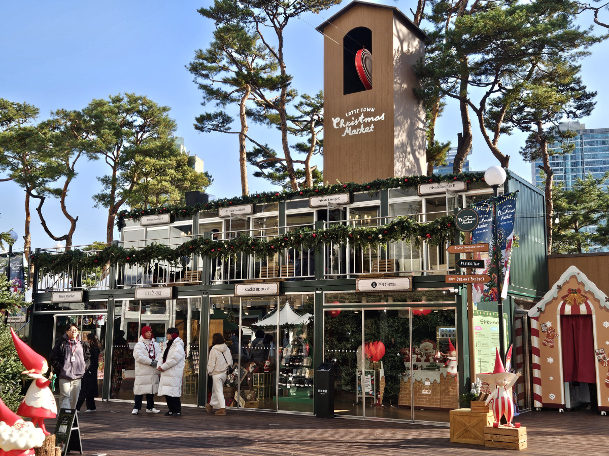▲19일 찾은 롯데타운 크리스마스 마켓 내 마련된 부스 (문현호 기자 m2h@)