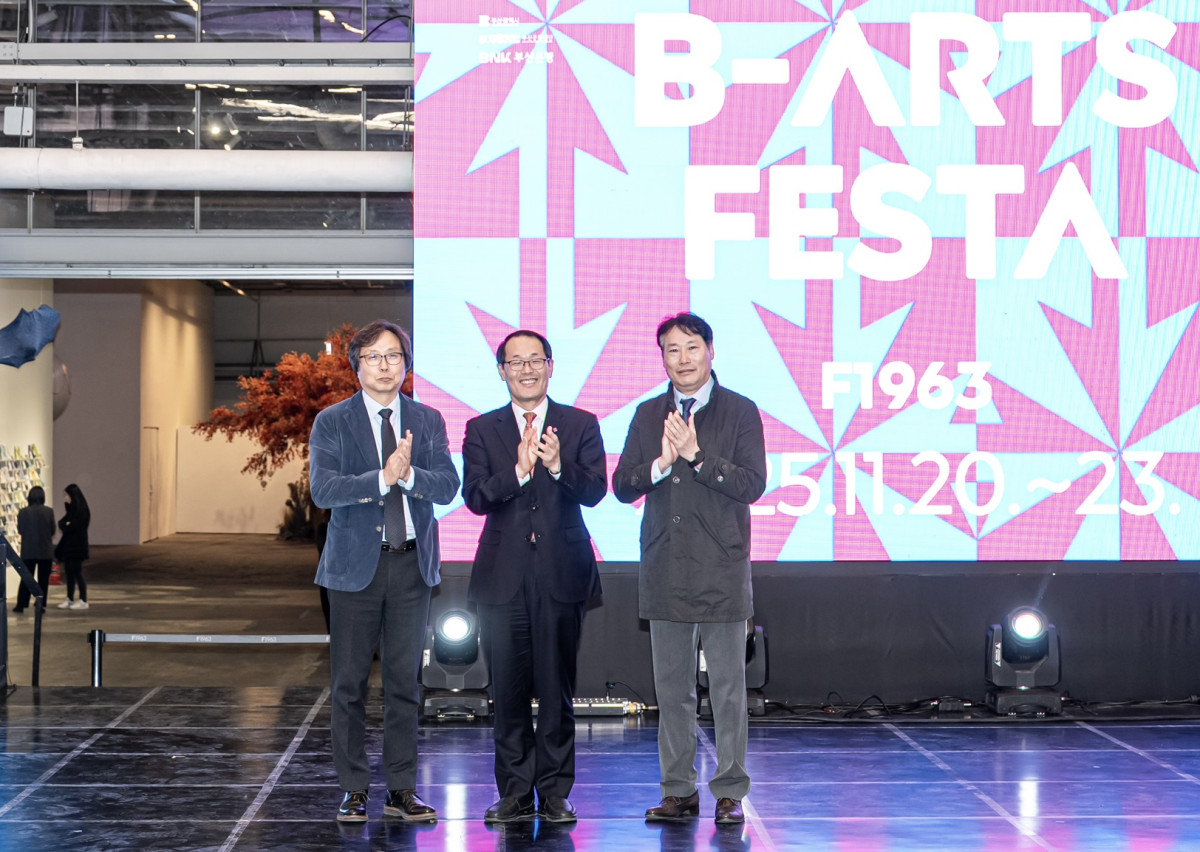 ▲(사진 왼쪽부터)오재환 부산문화재단 대표이사와 이준승 부산시 행정부시장, 유호재 한국주택금융공사 상임이사가 21일  부산광역시 수영구에 있는 복합문화공간 F1963에서 ‘HF 지역 청년예술인 창작 지원’ 기부금 전달식을 마치고 기념촬영을 하고 있다. (사진제공=부산문화재단)