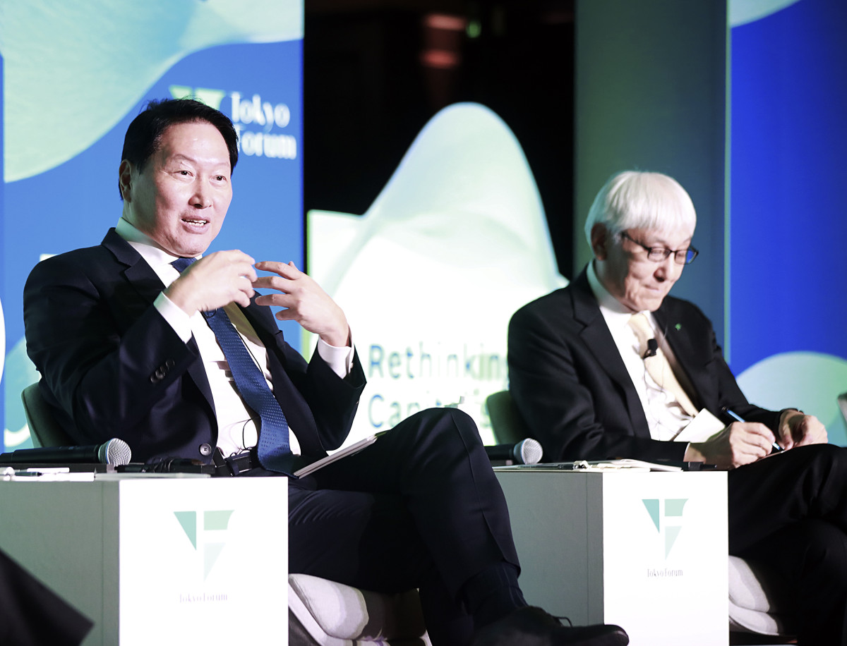 ▲최태원 SK그룹 회장(왼쪽)이 21일 일본 도쿄대 야스다 강당에서 열린 '도쿄포럼 2025'의 비즈니스 리더 세션에 참석해 토론하고 있다. 오른쪽은 이와이 무츠오 일본경제동우회 회장 대행 겸 일본담배산업 이사회 의장. (사진=SK수펙스추구협의회)