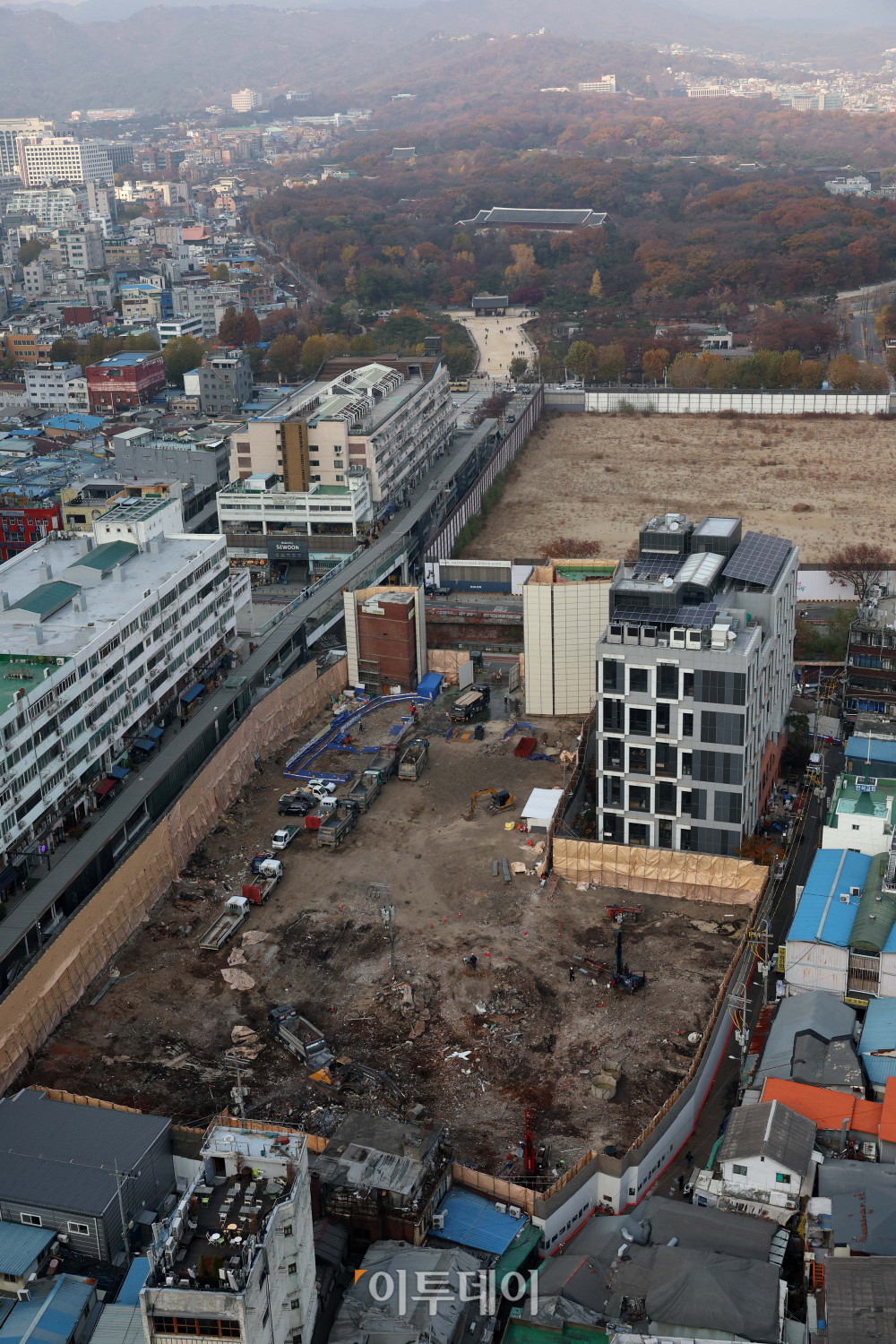 ▲유네스코 세계유산인 종묘 인근 세운4구역 재개발 사업과 관련해 국가유산청과 서울시의 갈등이 심화되고 있다. 사진은 20일 서울 종묘와 세운4구역 재개발 사업지 일대. 신태현 기자 holjjak@ (이투데이DB)