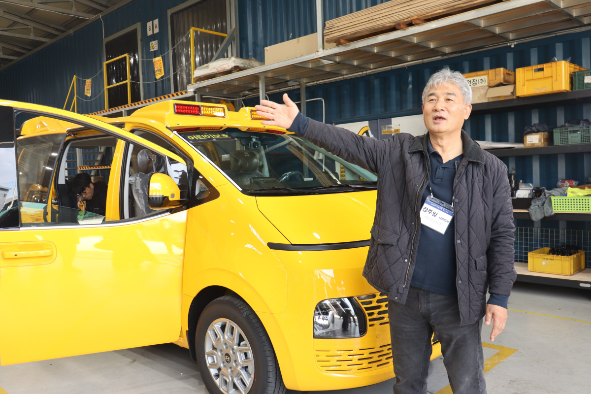 ▲강주일 아이버스 대표가 20일 전북 전주시 아이버스 본사에서 어린이용 하이브리드 통학버스에 대해 소개하고 있다. (사진제공=이노비즈협회)