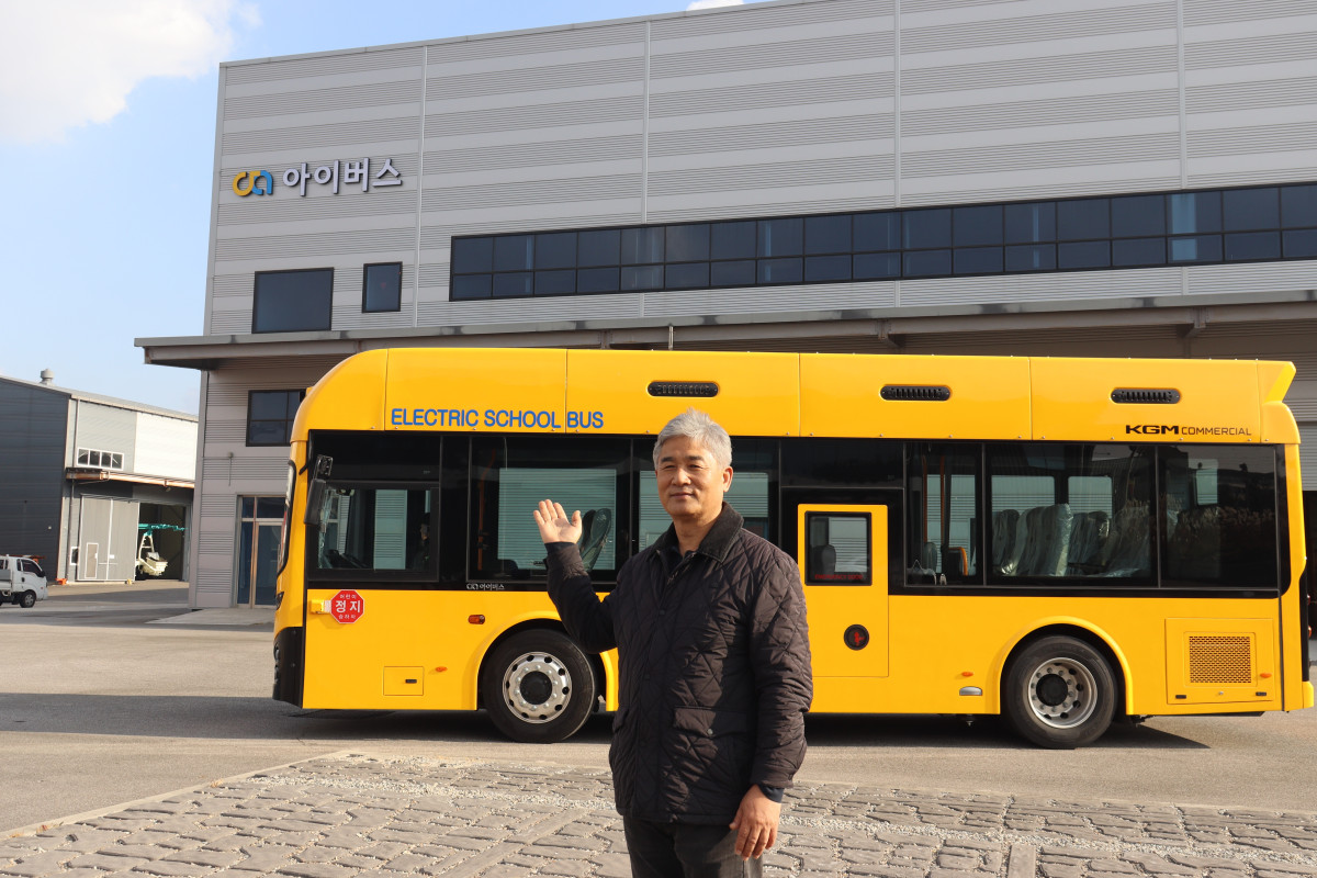 ▲강주일 아이버스 대표가 20일 전북 전주시 아이버스 본사에서 어린이용 전기 통학버스에 대해 소개하고 있다. (사진제공=이노비즈협회)