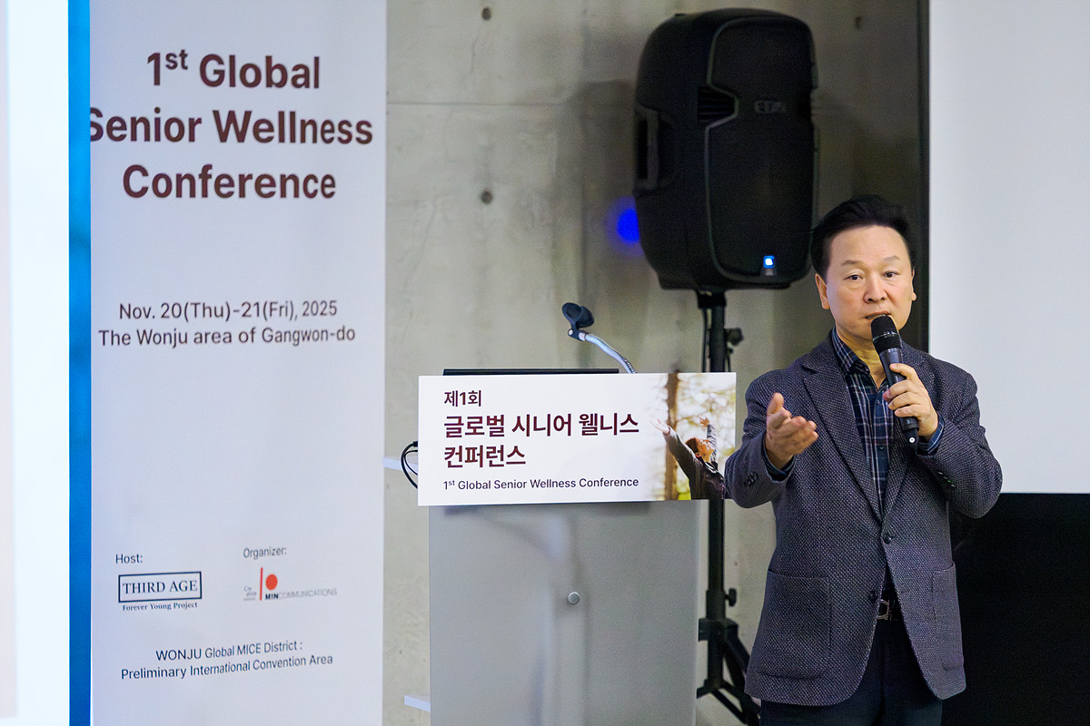 ▲허영구 네오임플란트 대표가 21일 원주에서 열린 ‘글로벌 시니어 웰니스 컨퍼런스’에서 축사를 통해 고령자 구강 건강의 중요성과 원주 의료 인프라와의 협력 비전을 밝히고 있다.(이준호 기자)