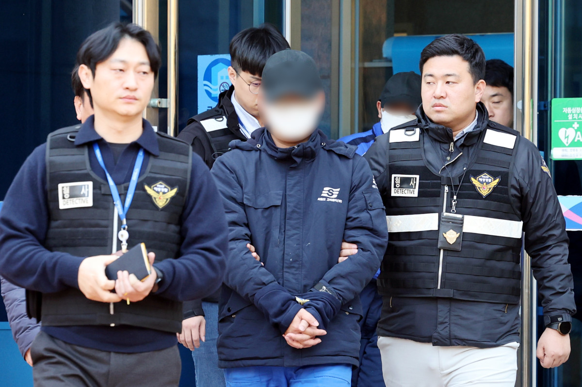 ▲대형 카페리 여객선 퀸제누비아2호를 좌초시켜 탑승객들을 다치게 한 혐의(중과실치상)를 받는 일등항해사와 인도네시아 국적 조타수가 22일 오후 광주지방법원 목포지원에서 열린 구속 전 피의자 심문(영장실질심사)을 마친 뒤 법정 밖으로 나오고 있다. (연합뉴스)