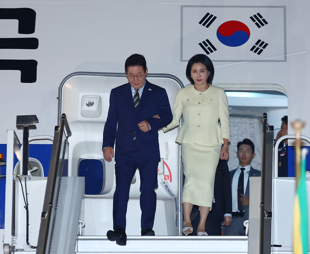 ▲주요 20개국(G20) 정상회의에 참석하는 이재명 대통령이 김혜경 여사와 함께 21일(현지시간) 남아프리카공화국 요하네스버그 OR탐보국제공항에 도착해 공군 1호기에서 내리고 있다. (연합뉴스)