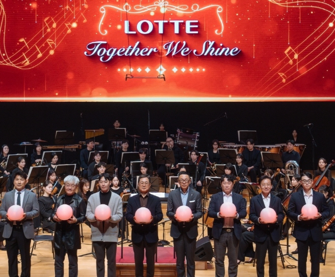 ▲3월 서울 송파구 롯데콘서트홀에서 열린 '2025 롯데 행복나눔 동행콘서트'에서 롯데와 파트너사 직원 대표들이 동반성장을 기원하는 점등식을 했다. (사진제공=롯데지주)