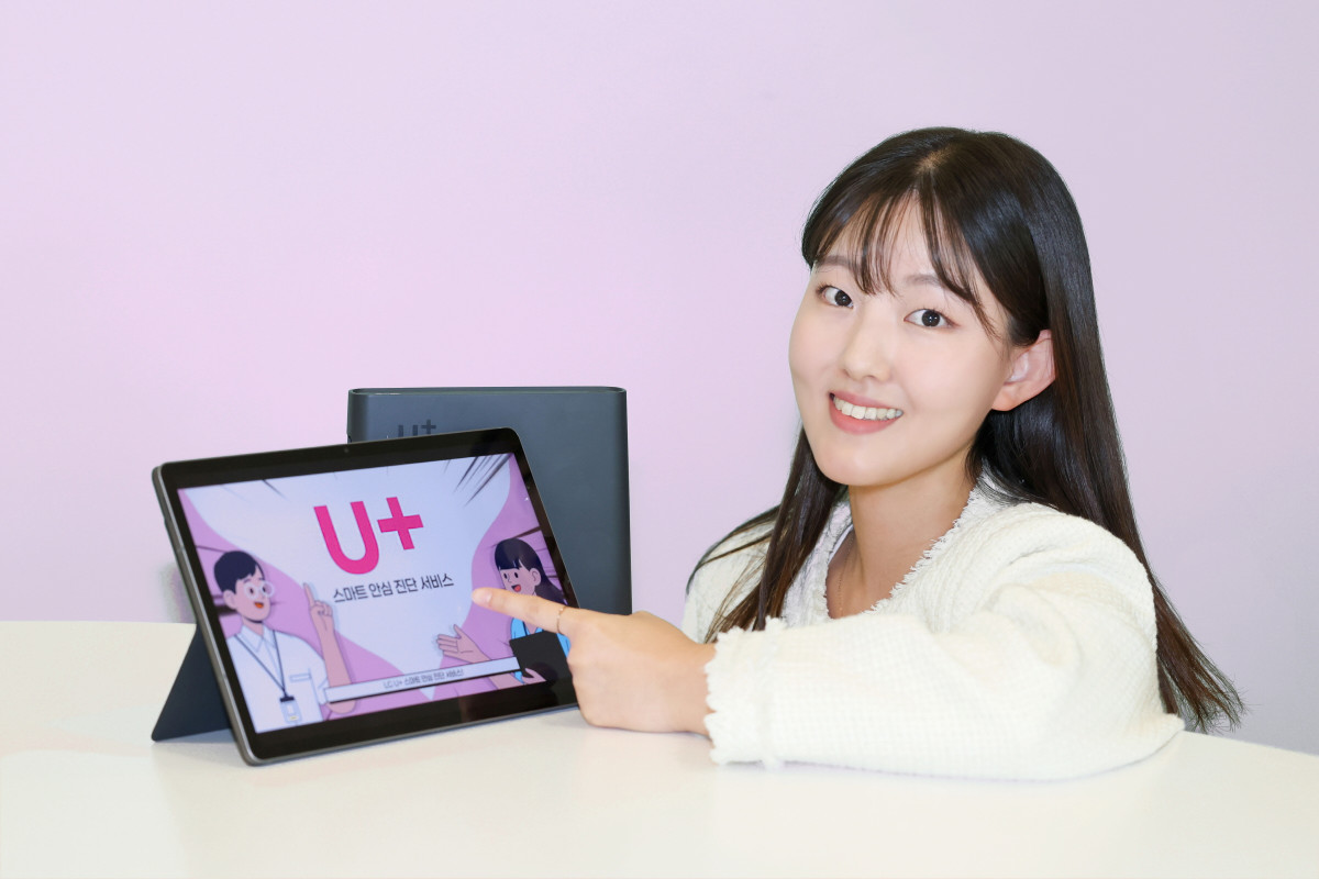 ▲LG유플러스가 보안 기능을 강화한 ‘스마트 안심 진단 서비스’의 지원 단말을 태블릿PC까지 확대했다. 사진은 LG유플러스 직원이 스마트 안심 진단 서비스를 소개하고 있는 모습. (사진제공=LG유플러스)