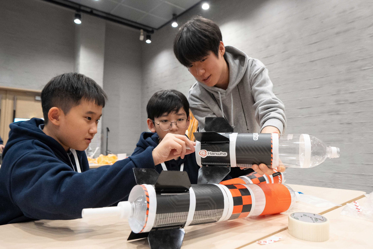▲'Lift-off, my NURI' 프로그램 참여 학생들이 3단 분리형 물로켓을 제작하고 있다. (한화그룹)