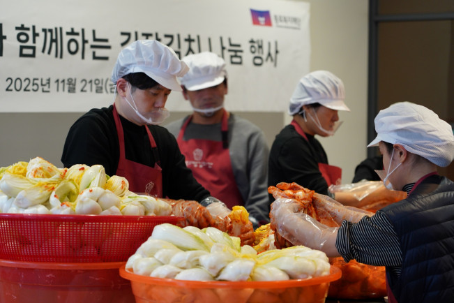 ▲21일 풀무원 뮤지엄김치간에서 열린 김장김치 나눔 봉사활동에서 풀무원 임직원들이 직접 김장김치를 담그고 있다. (사진제공=풀무원)