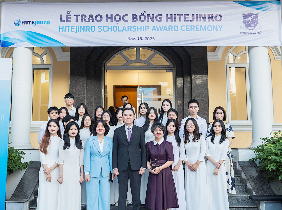 ▲13일 김인규(첫줄 왼쪽 네번째) 하이트진로 대표이사가 베트남 하노이 국립대학교에서 장학금 수여식 후 기념촬영을 하고 있다. 사진제공 하이트진로