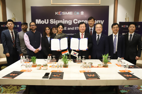 ▲강석진 중진공 이사장(앞줄 오른쪽에서 네 번째)이 21일(현지시간) 인도 뉴델리 ICT호텔에서 인도공과대학 TIF와 업무협약 이후 기념촬영을 하고 있다. (사진제공=중소벤처기업진흥공단)