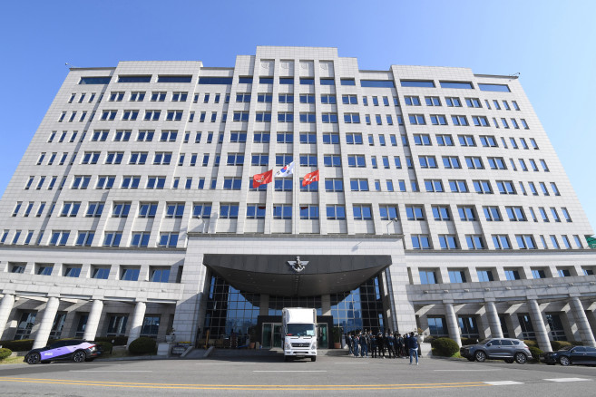 ▲8일 오전 서울 용산구 국방부 청사 앞에서 국방부 본부 이사를 위한 이사차량이 짐을 실으려고 대기하고 있다.   (연합뉴스)