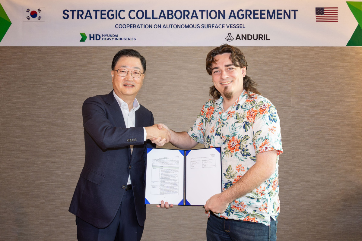 ▲서울 중구 웨스틴 조선호텔에서 주원호 HD현대중공업사장과 팔머 럭키 안두릴 공동_설립자가 자율 무인수상함 설계 및 건조계약을 체결하고 있다. (HD현대)