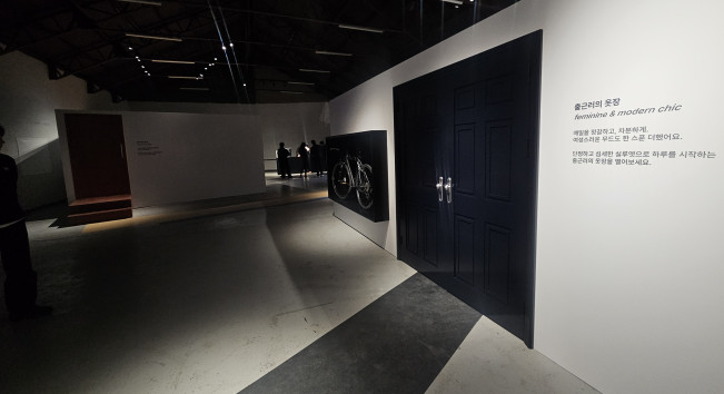 ▲ 20일 성수동 ‘더블유클로젯(W Closet)’ 내 5가지 콘셉트의 작은 옷장으로 꾸민 마이 클로젯 공간 중 출근러의 옷장 문이 보이고 있다. (사진=정영인 기자 oin@)