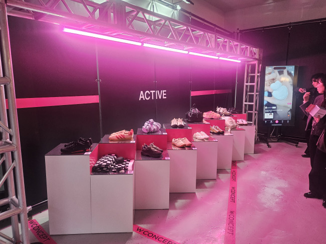 ▲ 20일 성수동 ‘더블유클로젯(W Closet)’ 더블유파인딩 공간에 액티브 상품 전시 공간과 숏폼 콘텐츠를 재생 중인 스크린이 보이고 있다. (사진=정영인 기자 oin@)