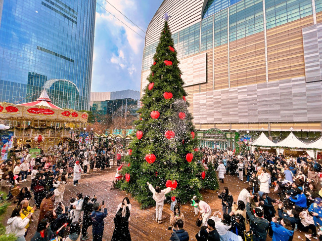 ▲롯데타운 잠실 '크리스마스 마켓' 전경. (사진제공=롯데백화점)