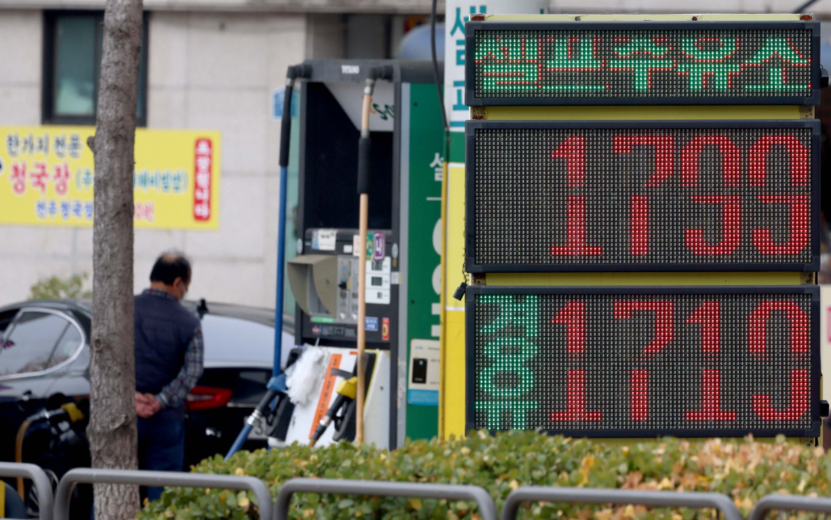 ▲국내 주유소 휘발유와 경유의 주간 평균 가격이 4주 연속 동반 상승했다. 서울 지역 주유소의 휘발유 평균 판매 가격은 1799.1원으로 올라 1800원에 육박했다. 한국석유공사 유가정보시스템 오피넷에 따르면 11월 셋째 주(16~20일) 전국 주유소 휘발유 평균 판매가는 전주 대비 리터 당 25.8원 오른 1729.7원, 경유는 전주 대비 리터 당 38.5원 오른 1636.6원으로 나타났다. 23일 서울의 한 주유소에 유가정보가 게시돼 있다. 신태현 기자 holjjak@