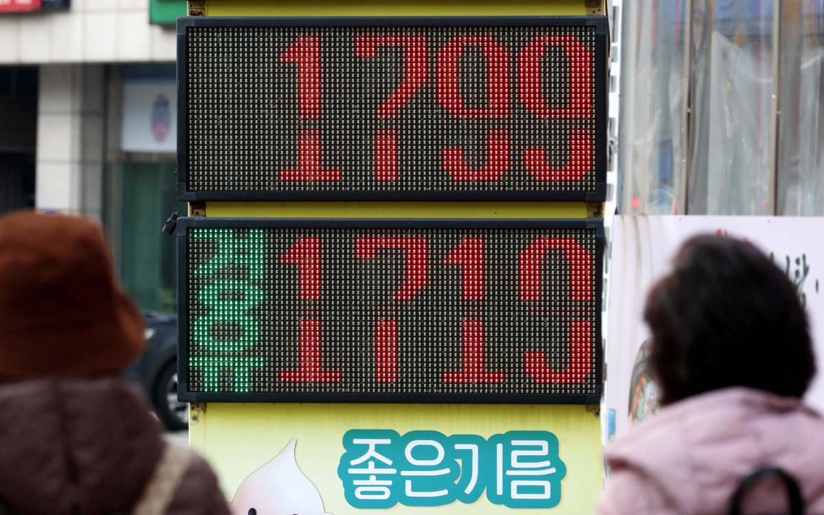 ▲국내 주유소 휘발유와 경유의 주간 평균 가격이 4주 연속 동반 상승했다. 서울 지역 주유소의 휘발유 평균 판매 가격은 1799.1원으로 올라 1800원에 육박했다. 한국석유공사 유가정보시스템 오피넷에 따르면 11월 셋째 주(16~20일) 전국 주유소 휘발유 평균 판매가는 전주 대비 리터 당 25.8원 오른 1729.7원, 경유는 전주 대비 리터 당 38.5원 오른 1636.6원으로 나타났다. 23일 서울의 한 주유소에 유가정보가 게시돼 있다. 신태현 기자 holjjak@