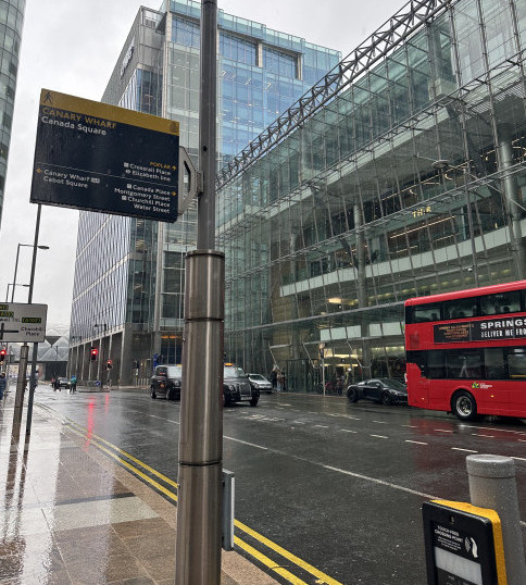 ▲카나리워프 금융지구 초입. HSBC·JP모건 등이 모여 있는 지역으로, 고층 빌딩들이 밀집한 런던 금융 중심지의 분위기가 드러난다. (정상원 기자 jsw@)