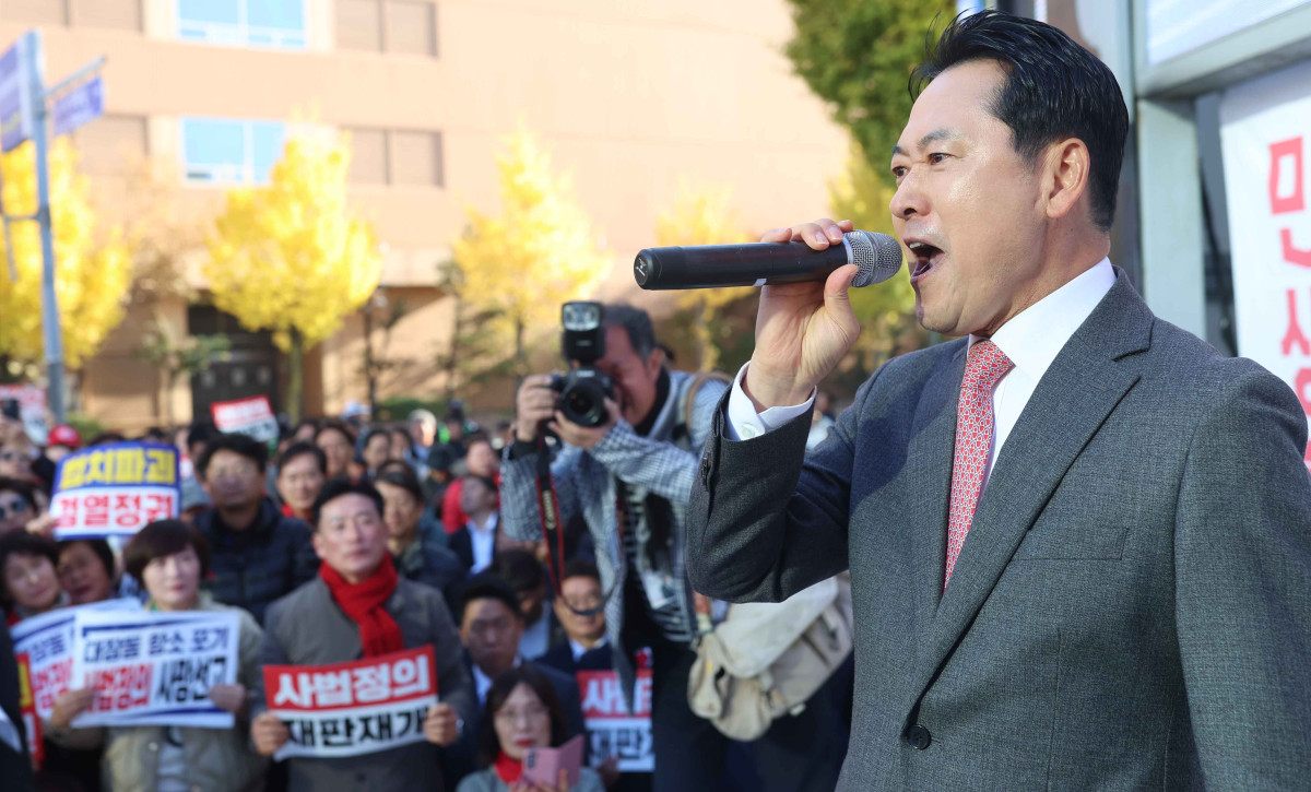 ▲국민의힘 장동혁 대표가 23일 오후 경남 창원시 성산구 중앙동에서 열린 '민생회복 법치수호 국민대회'에 참석해 발언하고 있다. 2025.11.23 (연합뉴스)