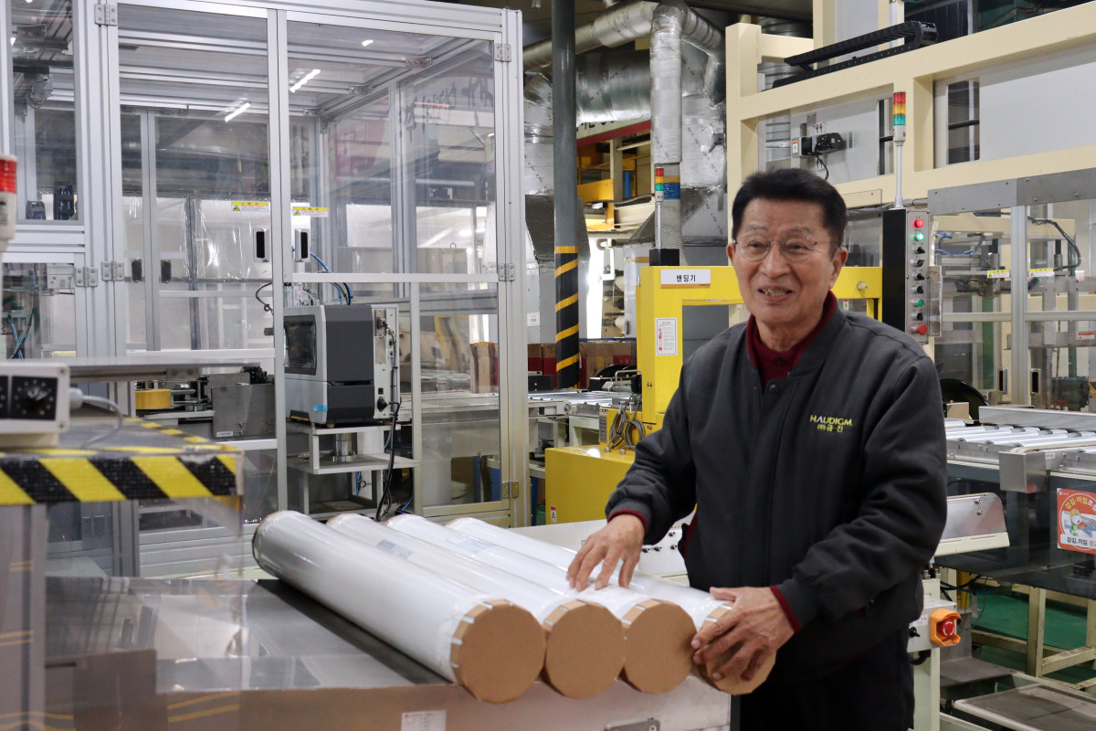 ▲김진현 금진 회장이 자사의 자동포장 설비에 대해 설명하고 있다. (사진제공=이노비즈협회)