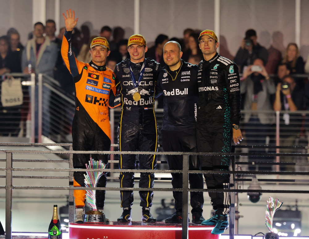 ▲22일(현지시간) 미국 네바다주 라스베이거스 스트립 서킷에서 열린 F1 라스베이거스 그랑프리.우승을 차지한 레드불의 막스 베르스타펜이 포디움에서 2위 맥라렌의 랜도 노리스, 3위 메르세데스의 조지 러셀, 레드불 레이스 엔지니어 잔피에로 람비아세와 함께 기념촬영을 하고 있다. (로이터/연합뉴스)