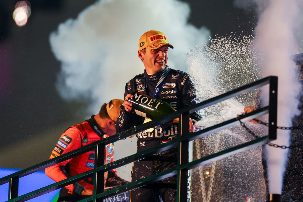 ▲22일(현지시간) 미국 네바다주 라스베이거스 스트립 서킷에서 열린 F1 라스베이거스 그랑프리.오라클 레드불 레이싱 소속 막스 베르스타펜(네덜란드)이 1위로 결승선을 통과한 뒤 우승을 자축하고 있다. (AFP/북미게티이미지/연합뉴스)