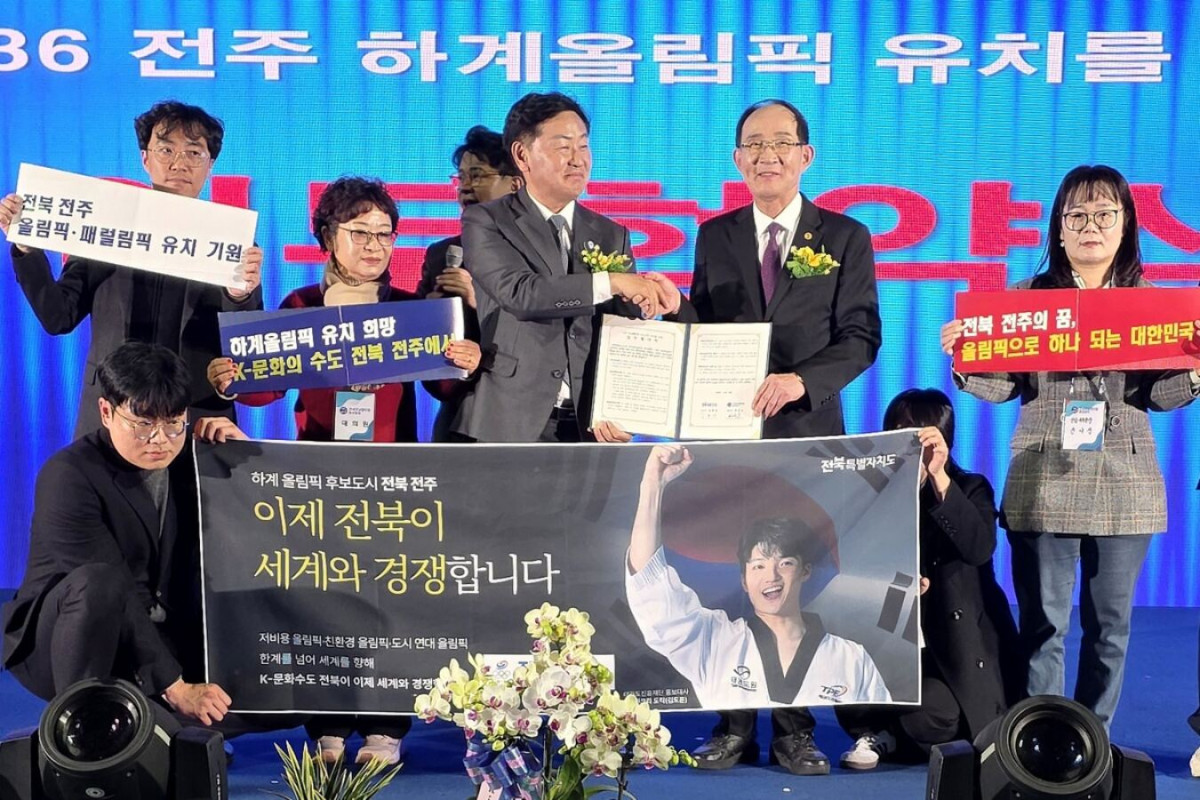 ▲서울 잠실학생체육관에서 열린 전국호남향우총연합회 정기총회 및 화합 한마당에서 김관영 전북도지사(왼쪽)와 최순모 전국호남향우총연합회장이 ‘전주 하계올림픽 성공 유치를 위한 업무협약’을 체결한 뒤 악수하고 있다.  (사진제공=전북도)