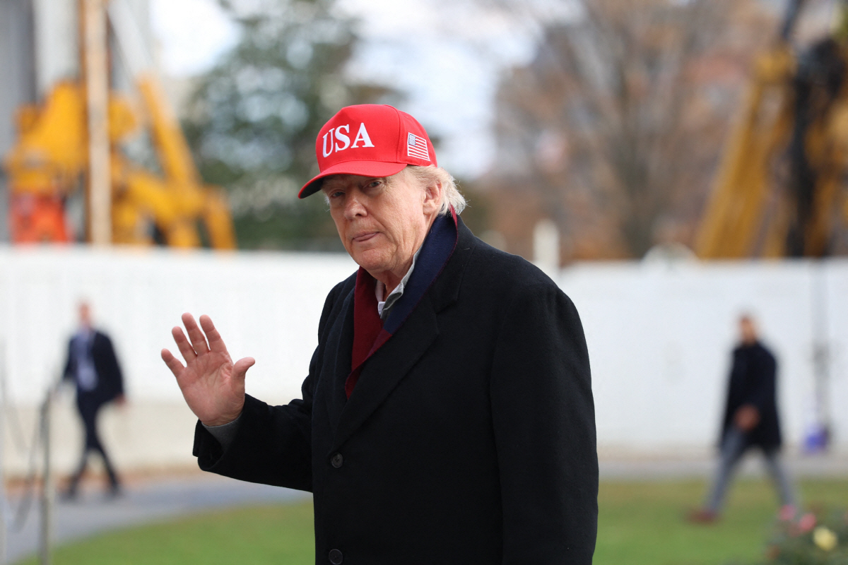 ▲도널드 트럼프 미국 대통령이 22일(현지시간) 워싱턴D.C.에서 백악관으로 걸어가면서 손을 흔들고 있다. 워싱턴D.C./AFP연합뉴스