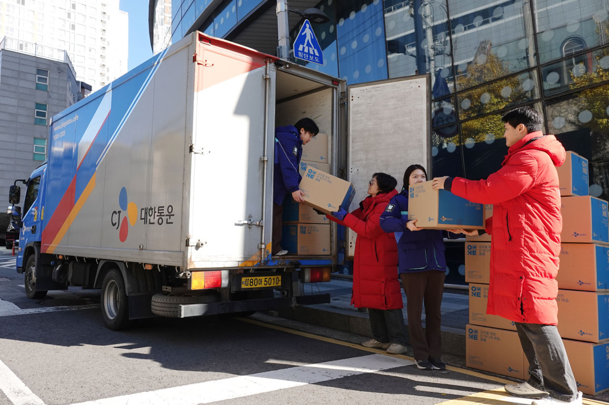 ▲서울 서대문구 충정로 구세군 대한본영에서 CJ대한통운과 구세군 직원들이 자선모금 물품이 담긴 택배상자들을 주고받고 있다. (사진=CJ대한통운)