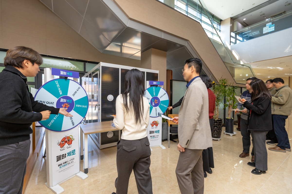 ▲강연에 참여한 한국산업기술기획평가원 임직원 및 시민들이 폐암에 대한 올바른 이해를 돕기 위해 마련된 다양한 프로그램에 참여하고 있다. (한국아스트라제네카)