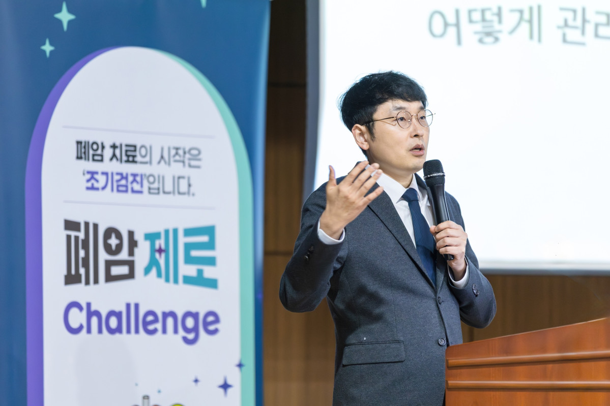 ▲안준홍 영남대학교병원 호흡기알레르기내과 교수가 비흡연 폐암의 위험성과 조기검진 중요성을 주제로 강연을 진행하고 있다. (한국아스트라제네카)