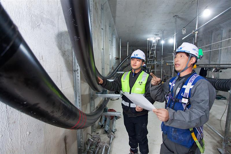 ▲LS전선 직원이 세계 최대 송전 용량인 500kV급 HVDC 케이블이 투입되는 ‘동해안-신가평’ 시공 현장을 점검하고 있다. (자료제공=LS전선)