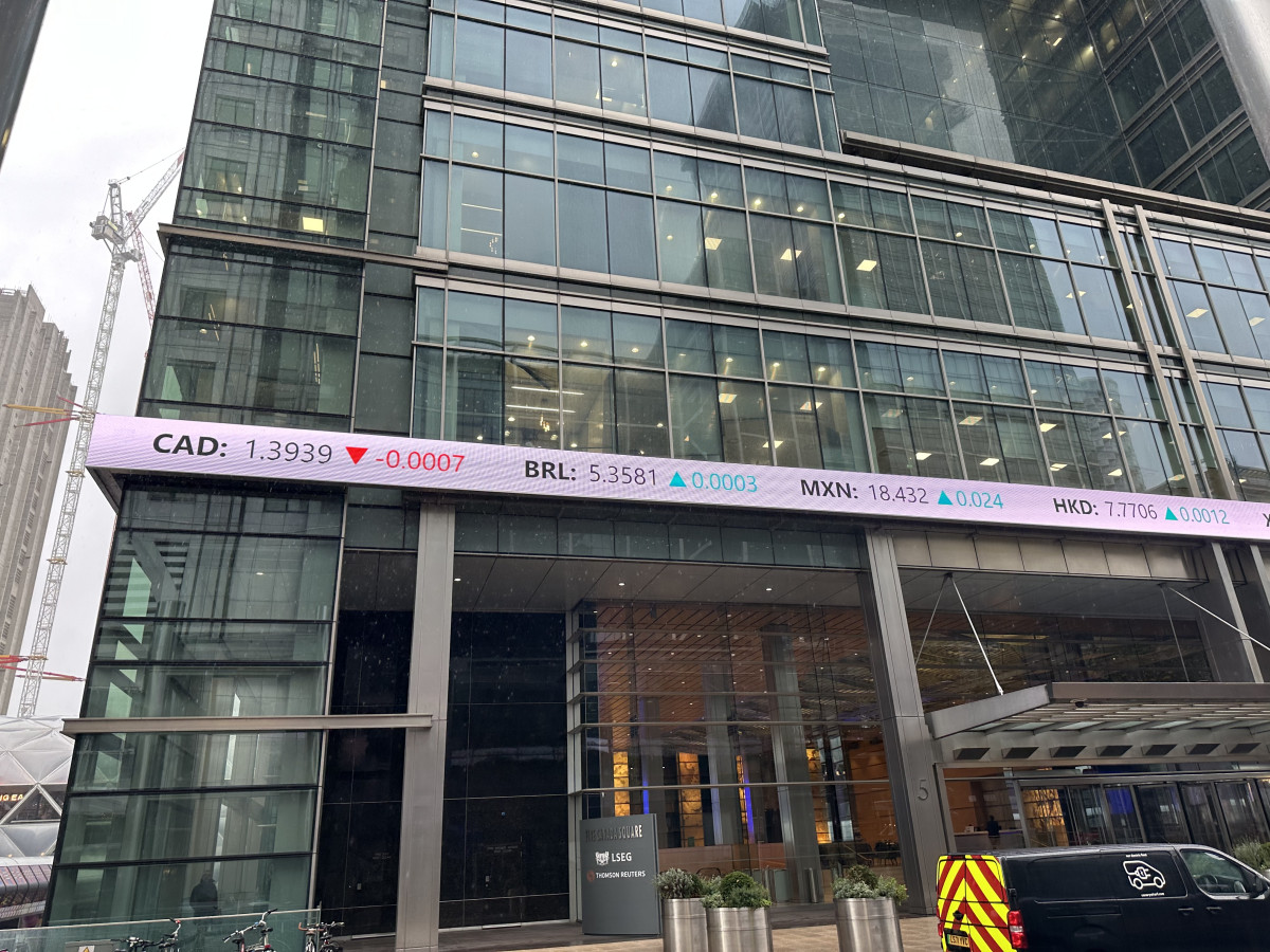 ▲카나리워프 LSEG 본사 외벽에 설치된 환율 전광판. 주요 통화가 초 단위로 갱신되며 글로벌 시장 흐름이 실시간 반영된다. (정상원 기자 jsw@)