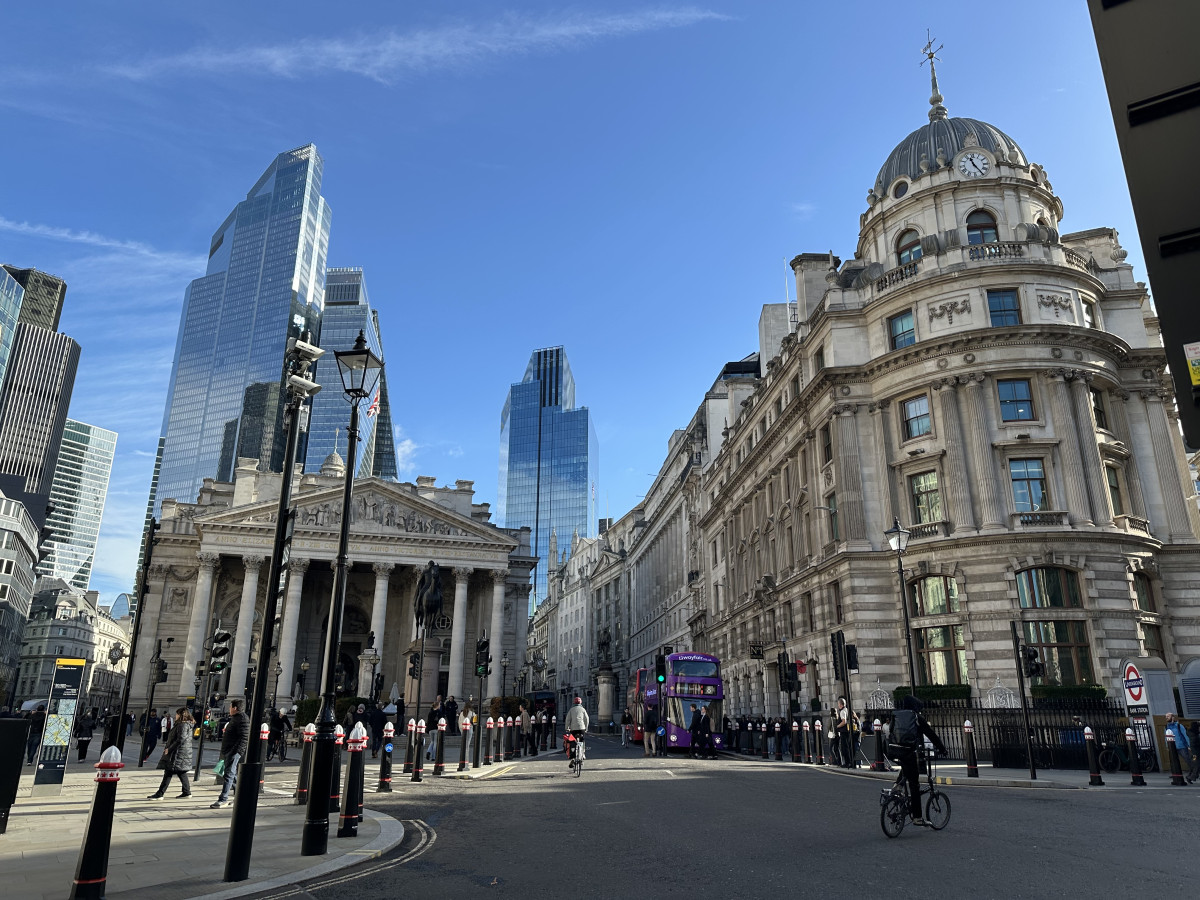 ▲영란은행과 로열익스체인지가 자리한 시티 중심부. 전통 건축물과 고층 금융 빌딩이 맞닿으며 런던 금융허브의 상징적 모습을 보여준다. (정상원 기자 jsw@)