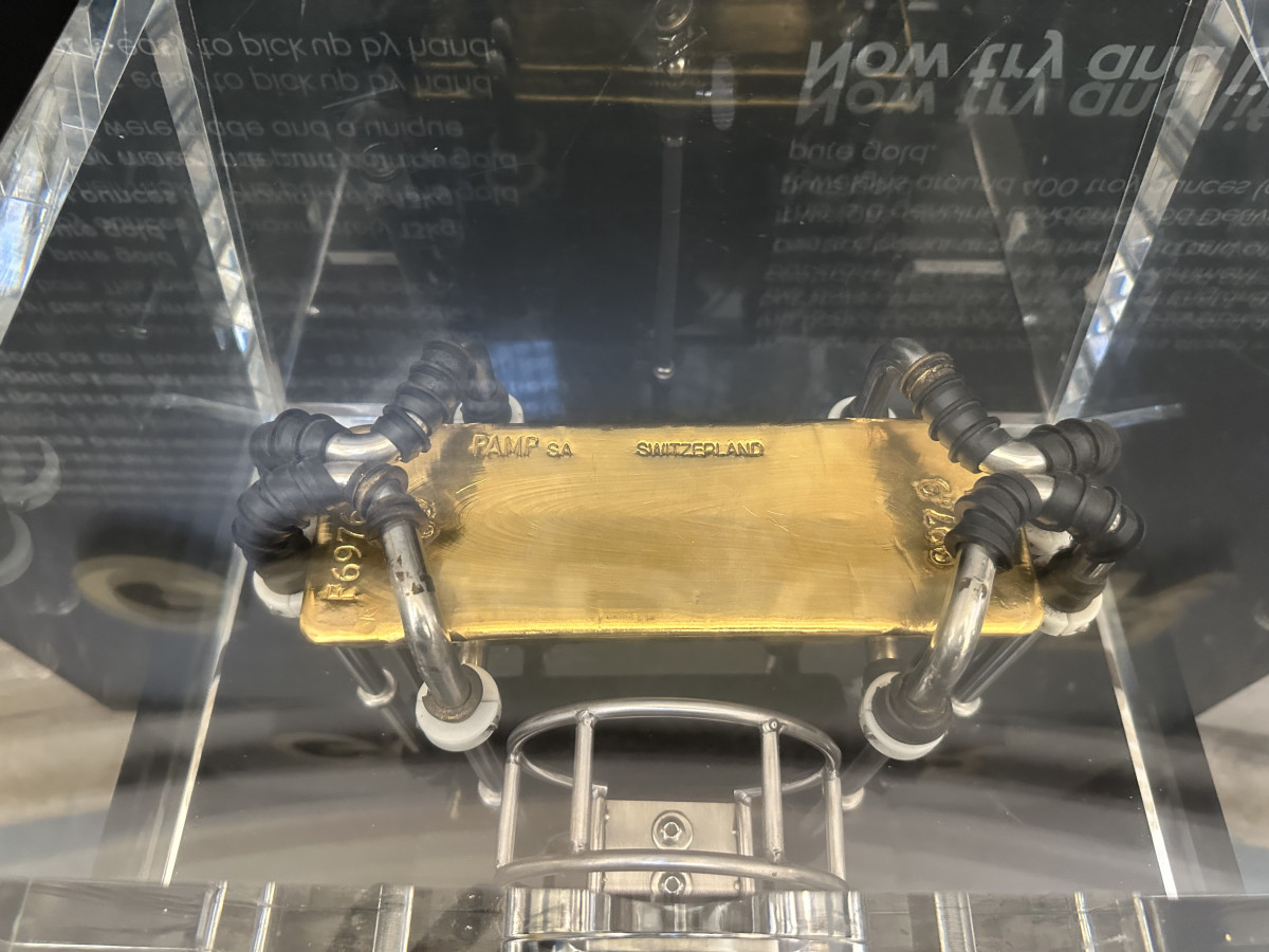 ▲방문객이 직접 들어볼 수 있도록 마련된 400온스(13kg) 금괴. 영란은행 지하 금고에는 약 40만 개의 금괴가 보관돼 있다. (정상원 기자 jsw@)