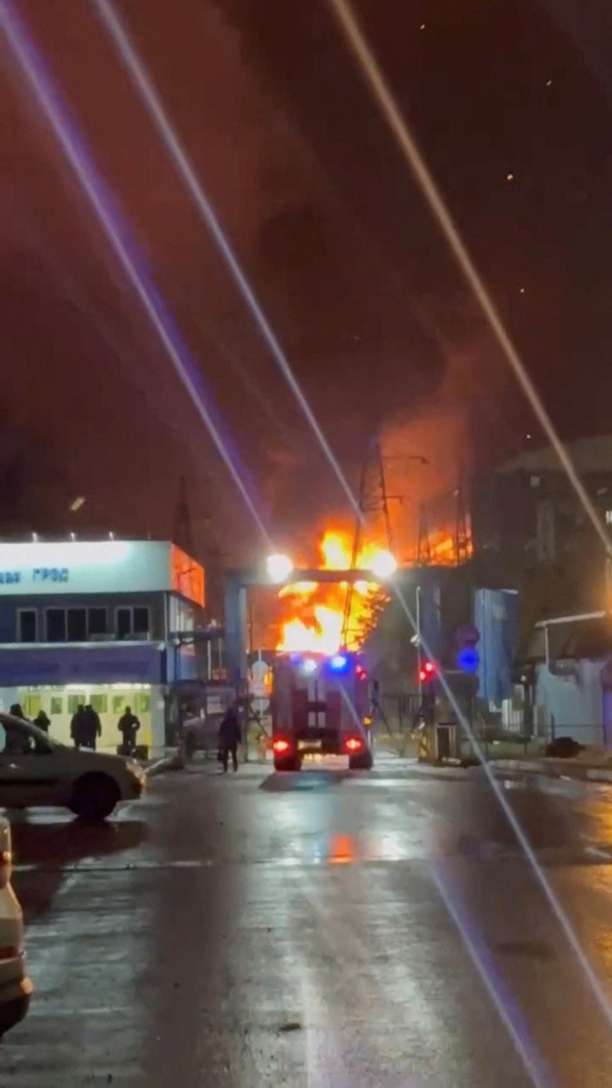 ▲23일(현지시간) 러시아 샤투라에 있는 샤투라 발전소 주변이 화재와 연기에 휩싸인 모습. (로이터연합뉴스)